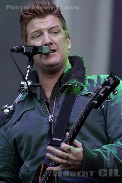 QUEENS OF THE STONE AGE - 2010-08-28 - SAINT CLOUD - Domaine National - Grande Scene - Joshua Michael Homme III